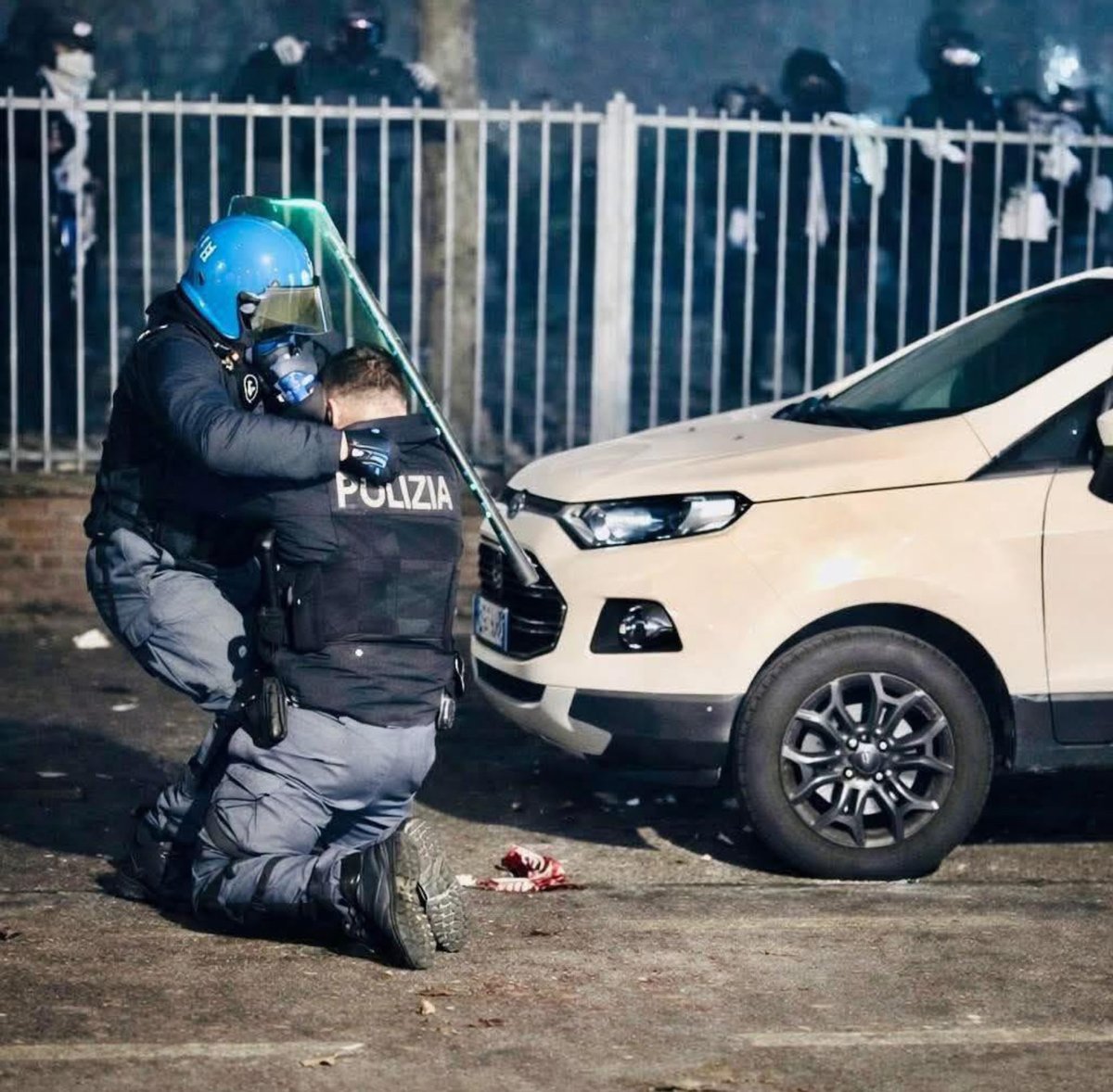Vogliono il morto di Stato!
Stravolgere la vita democratica del Paese con il sangue, per mandare a casa questo governo, regolarmente eletto.
Sì chiama terrorismo, organizzato dai fascisti rossi. 
E ora la misura è colma. Subito provvedimenti speciali, perché siamo in guerra, in