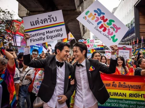 boyslovehub's tweet photo. 🏳️🌈 About a year ago, marriage equality was officially approved in Thailand.
During this period, around 6K marriages between two men and over 20K marriages between two women were registered. https://t.co/nt2tIHxfqI