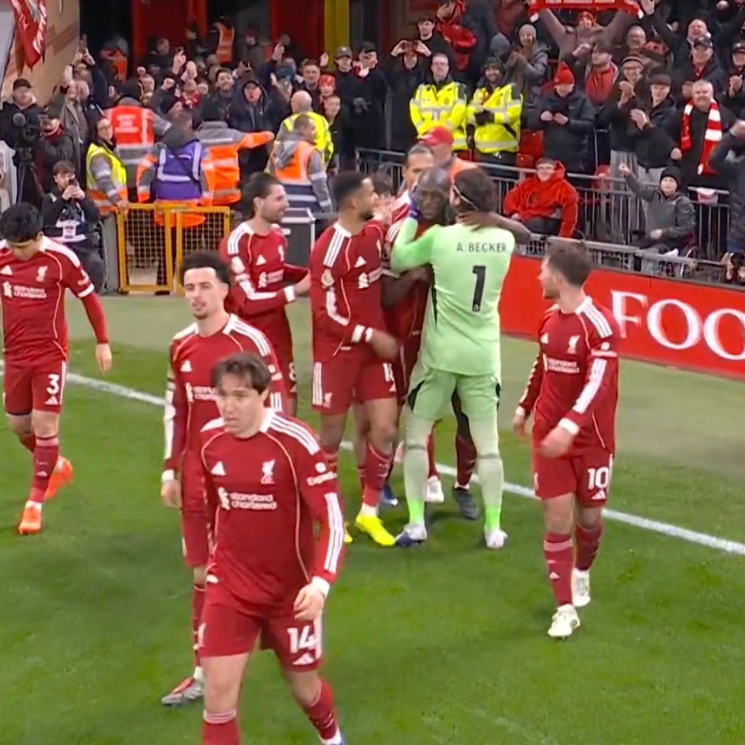 LiverpoolInsane's tweet image. que coração do Alisson.

MAIS QUE UM TIME, UMA FAMÍLIA!