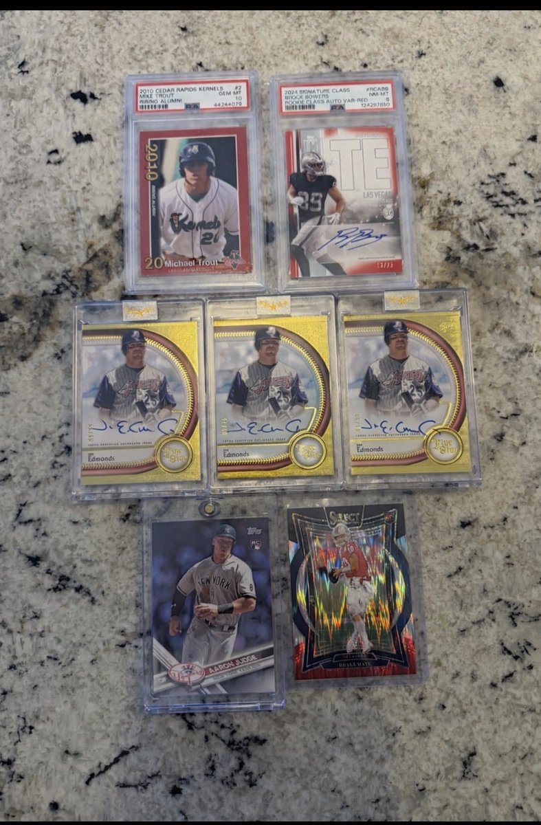 JRCards_'s tweet image. Just picked up some 🔥 cards!! Everything is available just shoot me an offer!!