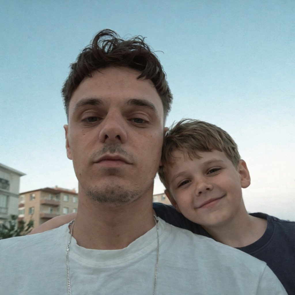 Senle evin salonunda ananı çıldırtana kadar vazo, çiçek kırmalı top oynamak istiyorum ya