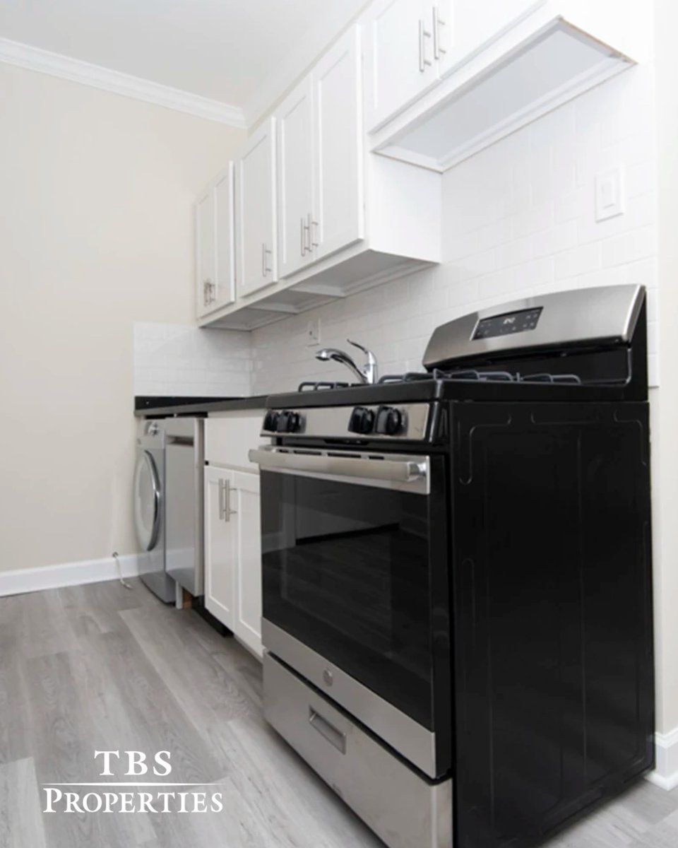 TBSProp's tweet photo. Spacious 1-bed in the heart of Lake View 🏙️✨
648 W Roscoe St #2S — 675 sq ft of comfort with hardwood floors 🪵, updated kitchen 🍳, dishwasher 🧼 &amp; great closet space 🧥
Pet-friendly 🐾 and steps from dining, shops &amp; CTA 🚇☕

#LakeviewLiving #TBSProperties #ChicagoApartment https://t.co/f1WFau1jYY
