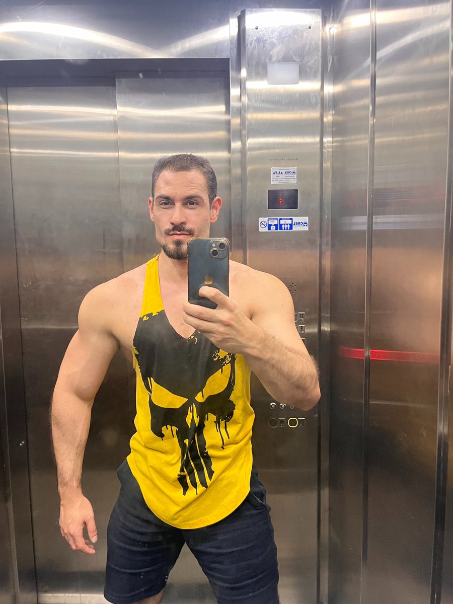 LeonardoHassam's tweet photo. At the gym / At home 🍑 https://t.co/72MzGTxuvS