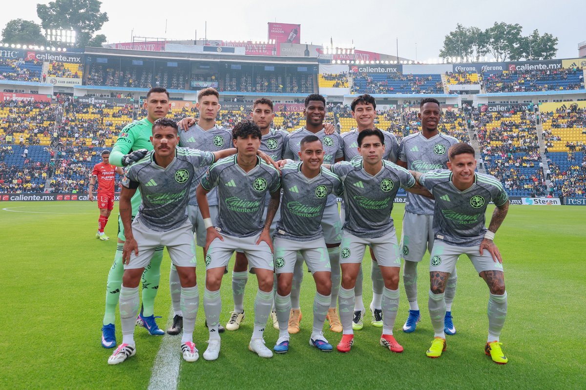 ClubAmerica's tweet photo. Siempre junto a las Águilas del América. 💙💛 https://t.co/MQbcOvygjw