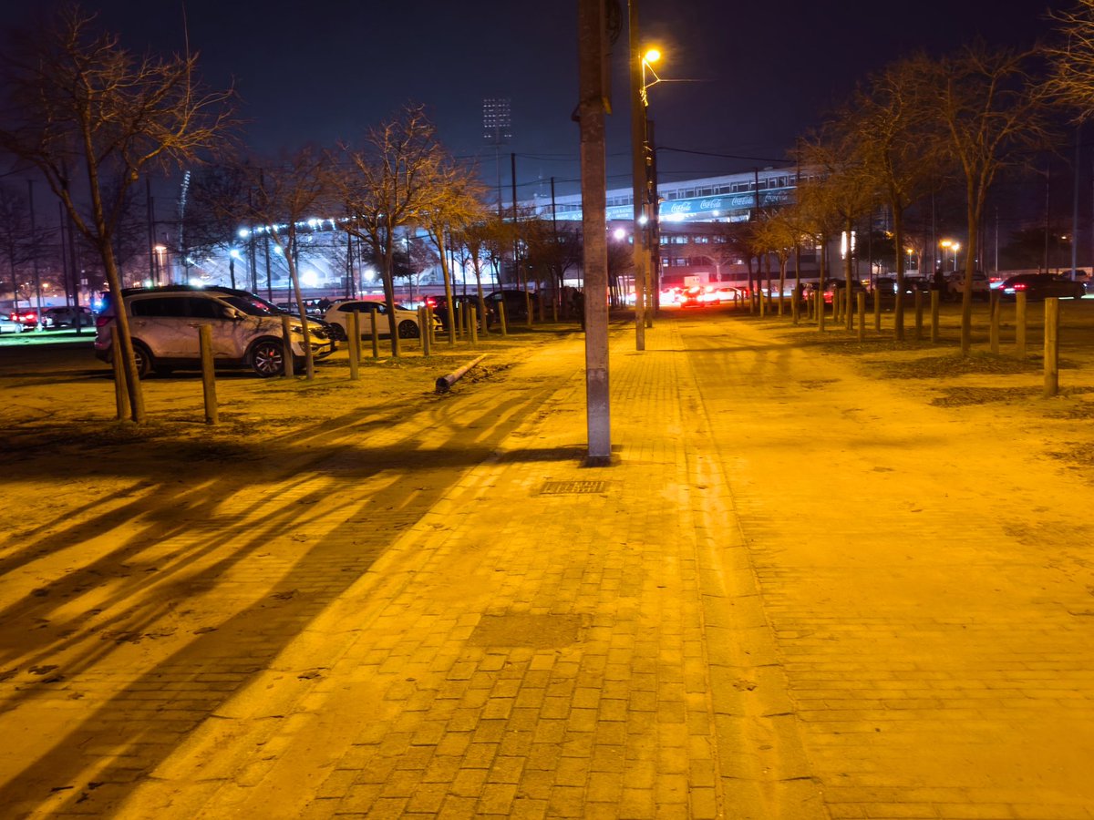 javijimenezccf's tweet photo. Encontrada esta bufanda en el Arenal, a la altura de las fotos que he puesto. Si aparece su dueño, que se ponga en contacto conmigo . @canblanquiverde @CordobaCF_ofi https://t.co/XwIGUa3k7n