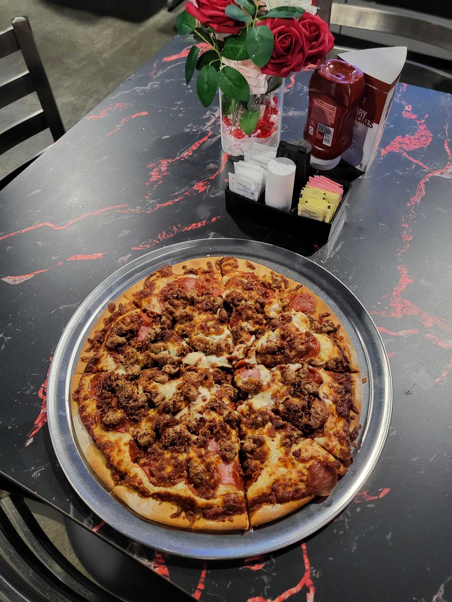 Tell us your FAVORITE pizza topping, and the slots YOU like to play! 💬 Saturday and Sunday sounds a lot like slots and slices! 😉🍕📅🎰