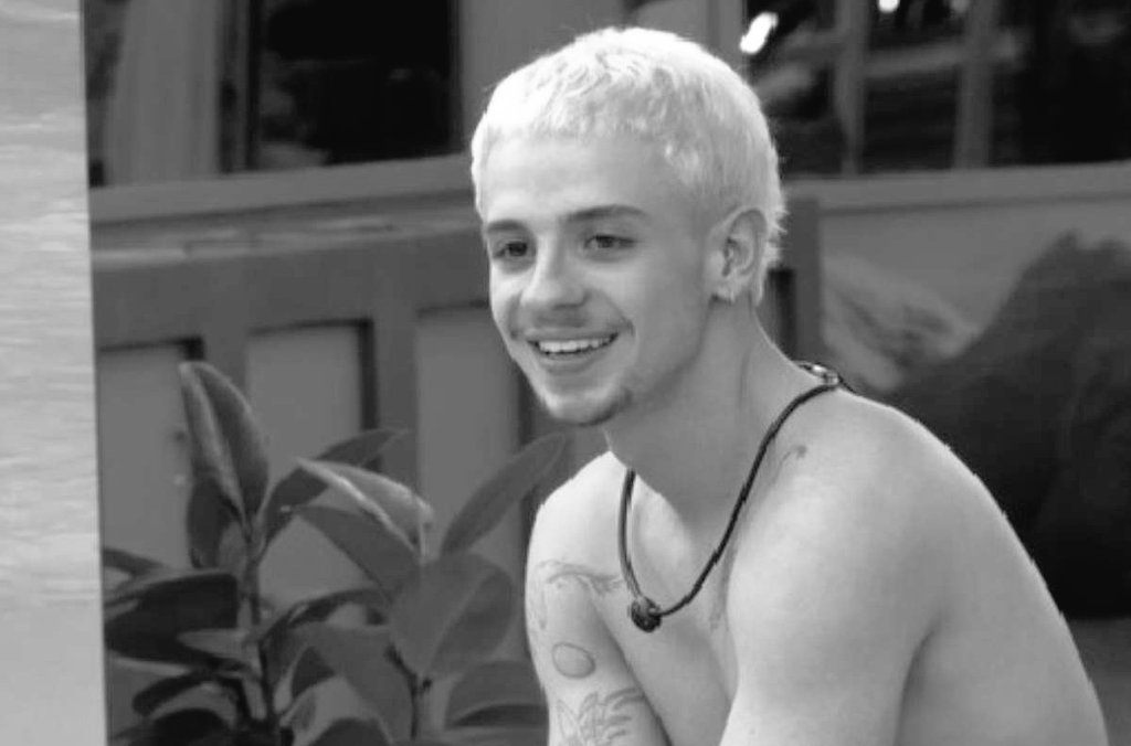 Esse menino é tão apático, sem sal, sem graça, só fica repetindo os mesmos argumentos e xingamentos da Ana Paula kkkkkkk
Sem opiniões e sem personalidade própria total.

#BBB26