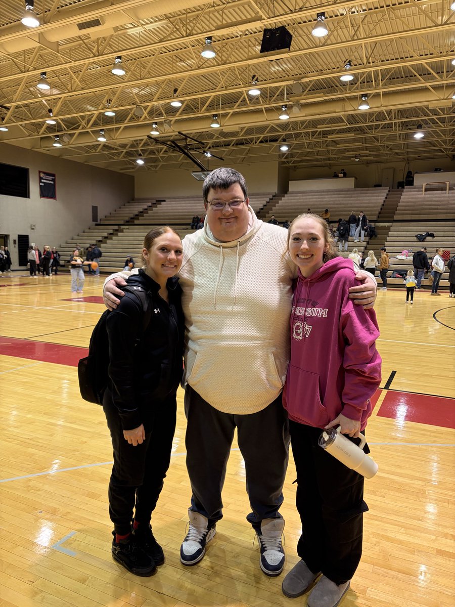 Coach_Eifert's tweet image. Productive Saturday so far…
Another LCL win for @BlueAcesBball and then went on a road trip to see Coach McClain and @MuskingumWBB pick up a win. Then got to catch up with a few of my @OhioFuture alums from the game.