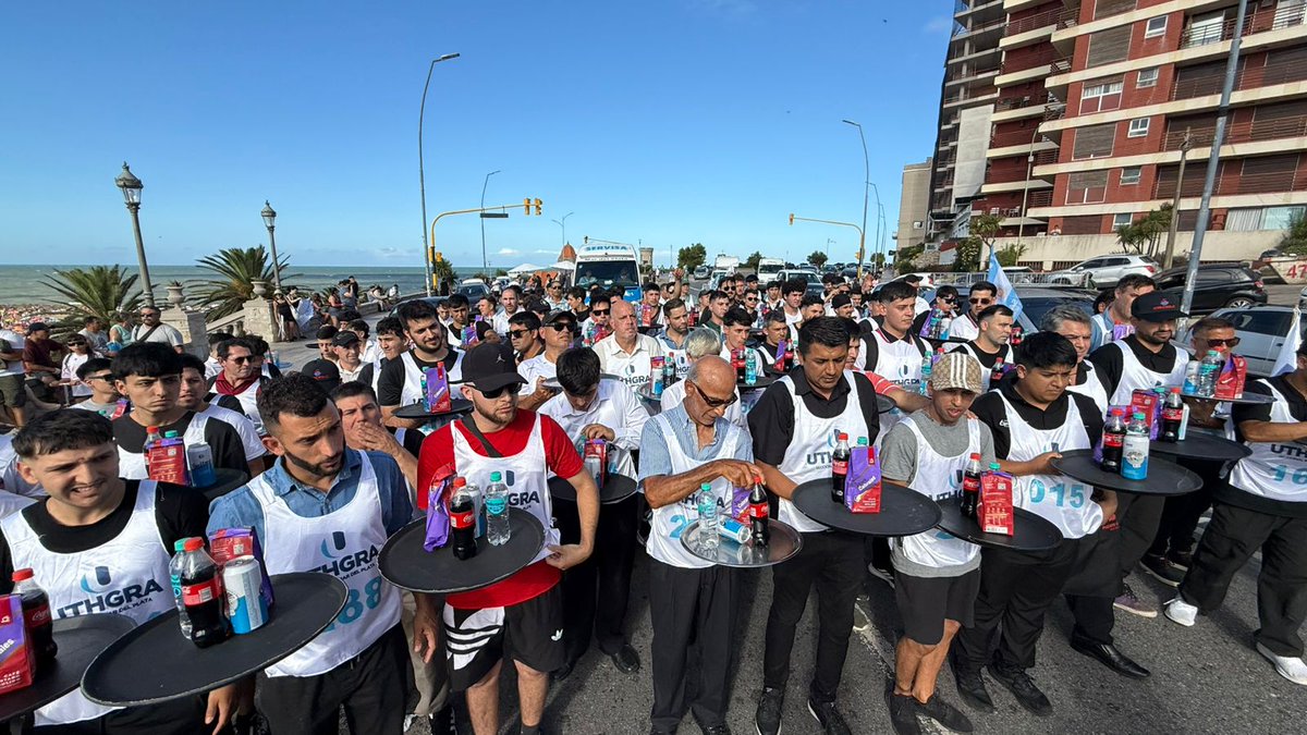 Más de 600 mozos y camareras corrieron la tradicional maratón de UTHGRA en la costa marplatense.