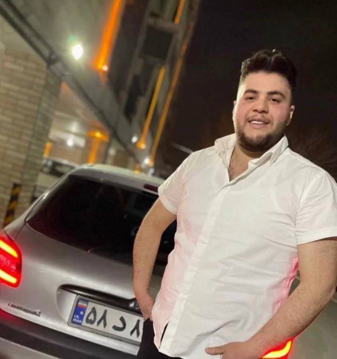 TaraShg6ro's tweet photo. #امیر_مجلل_جوبری 
حکم اعدام این پسر رو امروز به خانواده‌ش تحویل دادن
خواهش میکنم صداش باشیم.
#IranMassacre
#StopExecution
#KingRezaPahlavi https://t.co/aa9TbAIOil