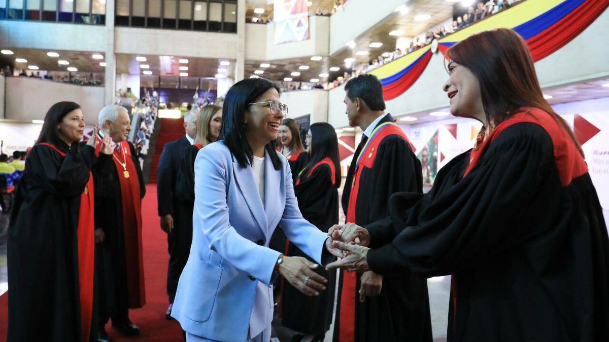 #NotiMippCI 📰🗞| “Aquí está el espíritu de Chávez y de Maduro”: Presidenta (E) Delcy Rodríguez al decidir impulsar la Ley de Amnistía General

En el contexto de la transformación estructural del sistema judicial venezolano, la Presidenta (E), Delcy Rodríguez, instó a reformular