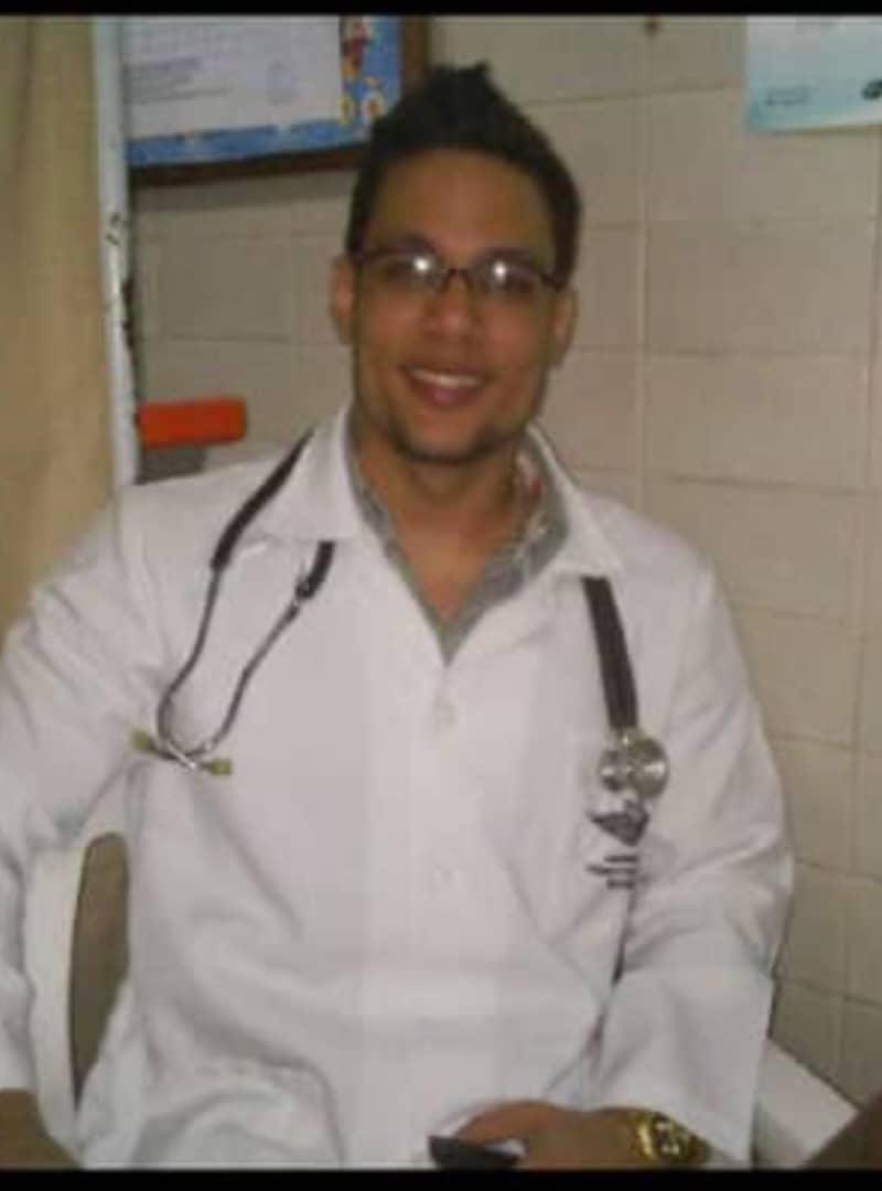 MundarayZair's tweet photo. Recuerdan este caso:
Se trata del Dr. José Alberto Villegas, médico anestesiólogo detenido desde hace casi tres años por una complicación médica.

📍 Situación: Detenido desde el 8 de junio de 2023 en el CICPC (Caracas).
⚖️ Irregularidad: Se le imputan "delitos menos graves" que, según la ley, debería procesar en libertad. Su detención ya supera la pena mínima.
🎓 Falsas acusaciones: Se le atribuye  intrusismo pese a tener títulos que avalan su especialidad en Cirugía Capilar (UDIMA, España).
⚠️ Contexto: El caso involucra a familiares de altas esferas del poder, lo que ha impedido un juicio justo. Quieren obligarlo a admitir los hechos y ya ha estado preso más allá de la pena de que pudieran imponer. 
La victima: Jesús "El Duke" Hidrobo, hijo de Elvis Amoroso.
@TarekWiliamSaab impide que sea liberado.
