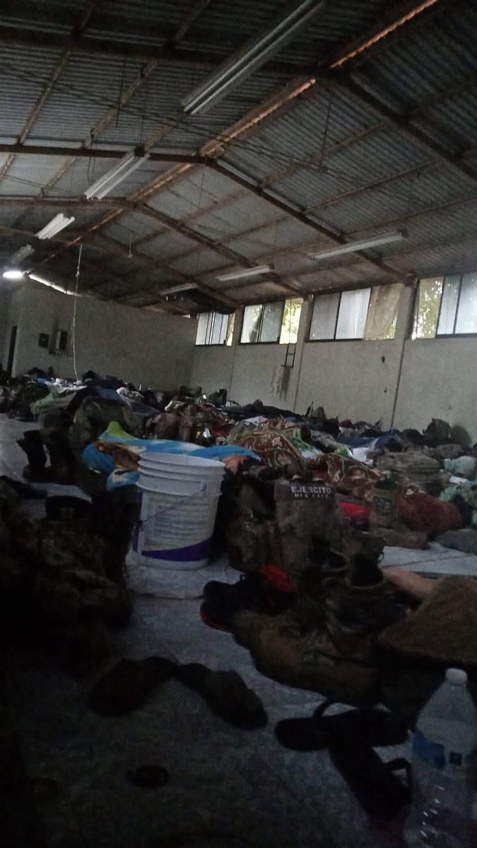 JJDiazMachuca's tweet image. ¿A ustedes se les hace justo que tengan a los militares de la @Defensamx1 en estas condiciones en Culiacán?

Con tanto presupuesto que se le entrega a SEDENA, resulta indignante ver las condiciones en las que operan muchos elementos. No cabe duda de que vivimos en un país donde…