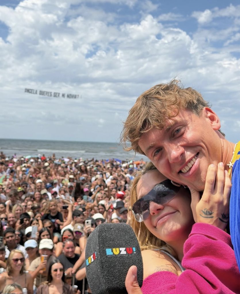 jroma28's tweet photo. la sonrisa de ella, los ojitos de él casi al borde del llanto, el cartel con la propuesta, el micro que dice luzu que es donde se conocieron, chicos tienen la mejor foto del mundo sean muy felices ❤️🥹 https://t.co/ywQQ9v4YDg