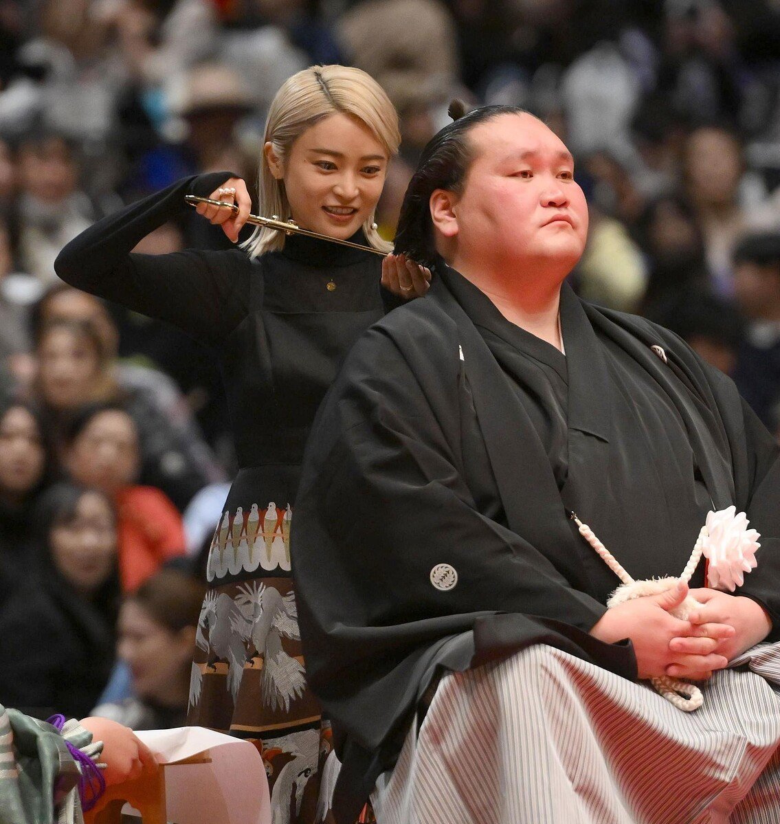 元横綱照ノ富士の断髪式
小島瑠璃子も参加したが、彼女は、土俵にあがっていない。照ノ富士が土俵から降りて土俵際・土俵脇まで移動し、特設ステージで対応している。千代大海の断髪式で、母親に鋏を入れてもらうため本人が土俵を降りたのが先駆け。以降、このパターンが一般的に。伝統は守られる。