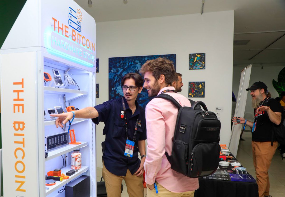 elsalvador's tweet image. #DeBitcoin Durante dos días, más de 4,000 asistentes participaron en una agenda diseñada para conectar la teoría con la práctica del ecosistema BTC. Fotos: Edison González / #DiarioElSalvador