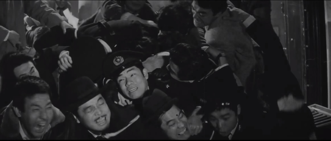 A story about a group of con artists facing off against a group of safecrackers led by a moneylender.

現代悪党仁義 (1965)
Directed by Yasushi Nakahira
NIKKATSU CORPORATION
#FilmTwitter