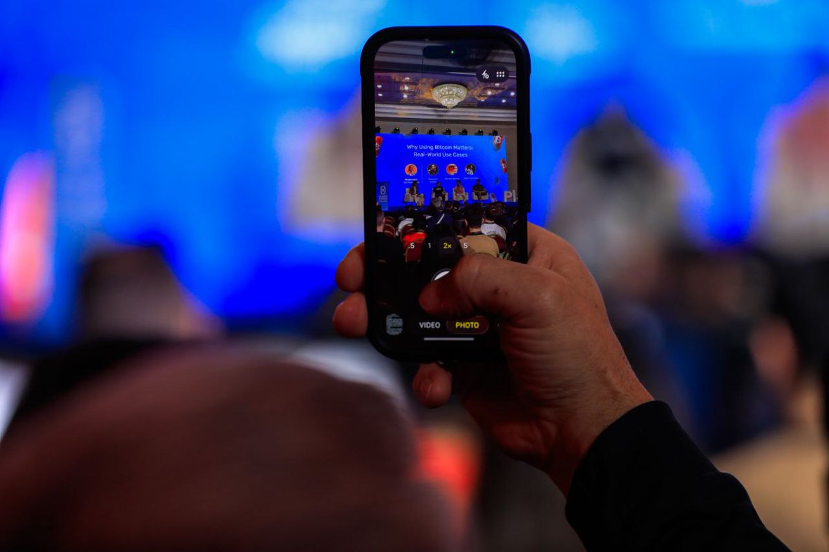 elsalvador's tweet image. #DeBitcoin El evento destacó por ofrecer contenidos para todos los niveles de conocimiento. Hubo desde foros altamente especializados sobre infraestructura tecnológica, como Lightning Network y Liquid, hasta paneles introductorios enfocados en la moneda digital, dinero y