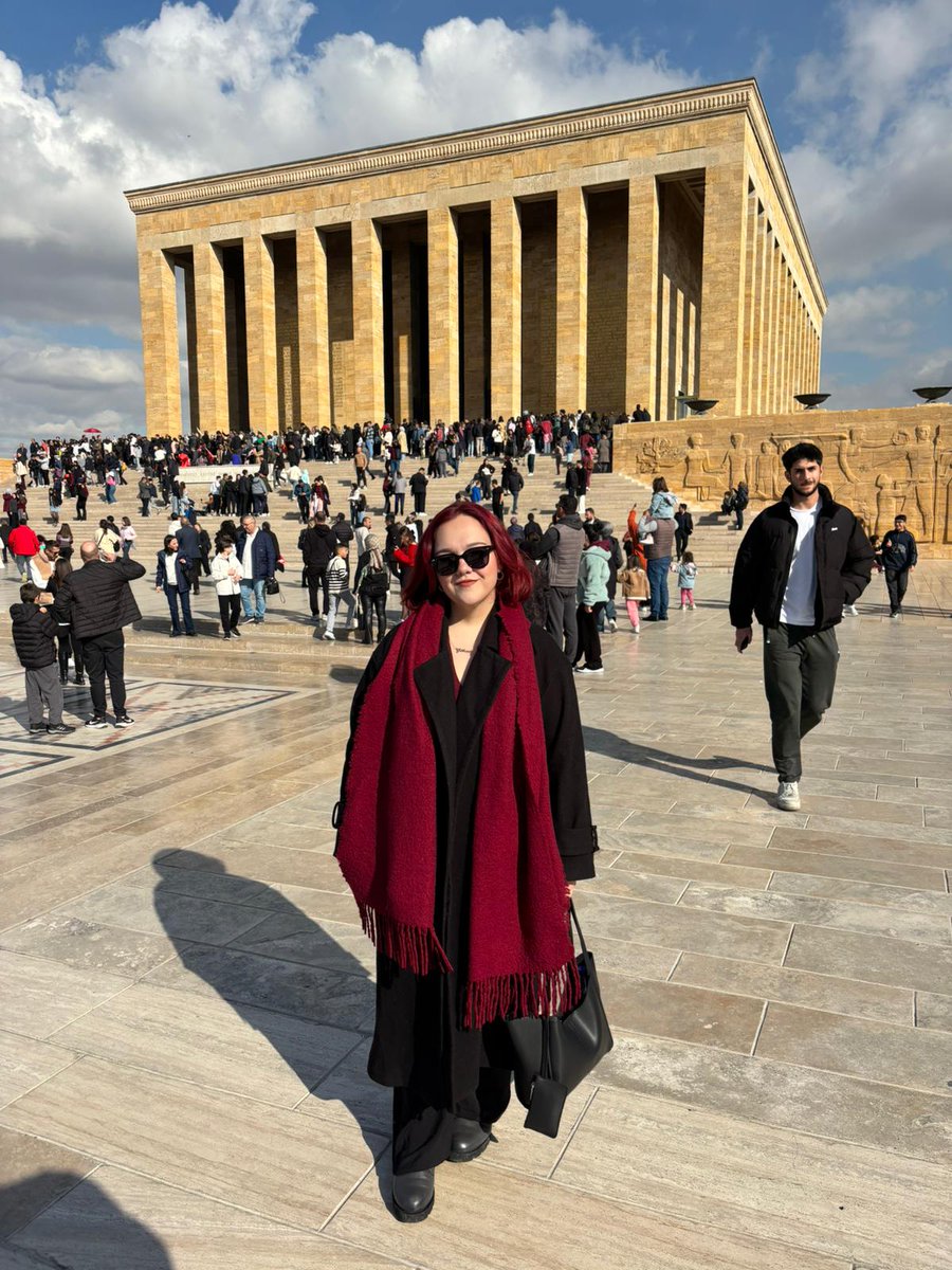gokcethis's tweet photo. Olsun bizim de böyle 'büyüklük' fotoğraflarımız olur https://t.co/AcPi8lSom7