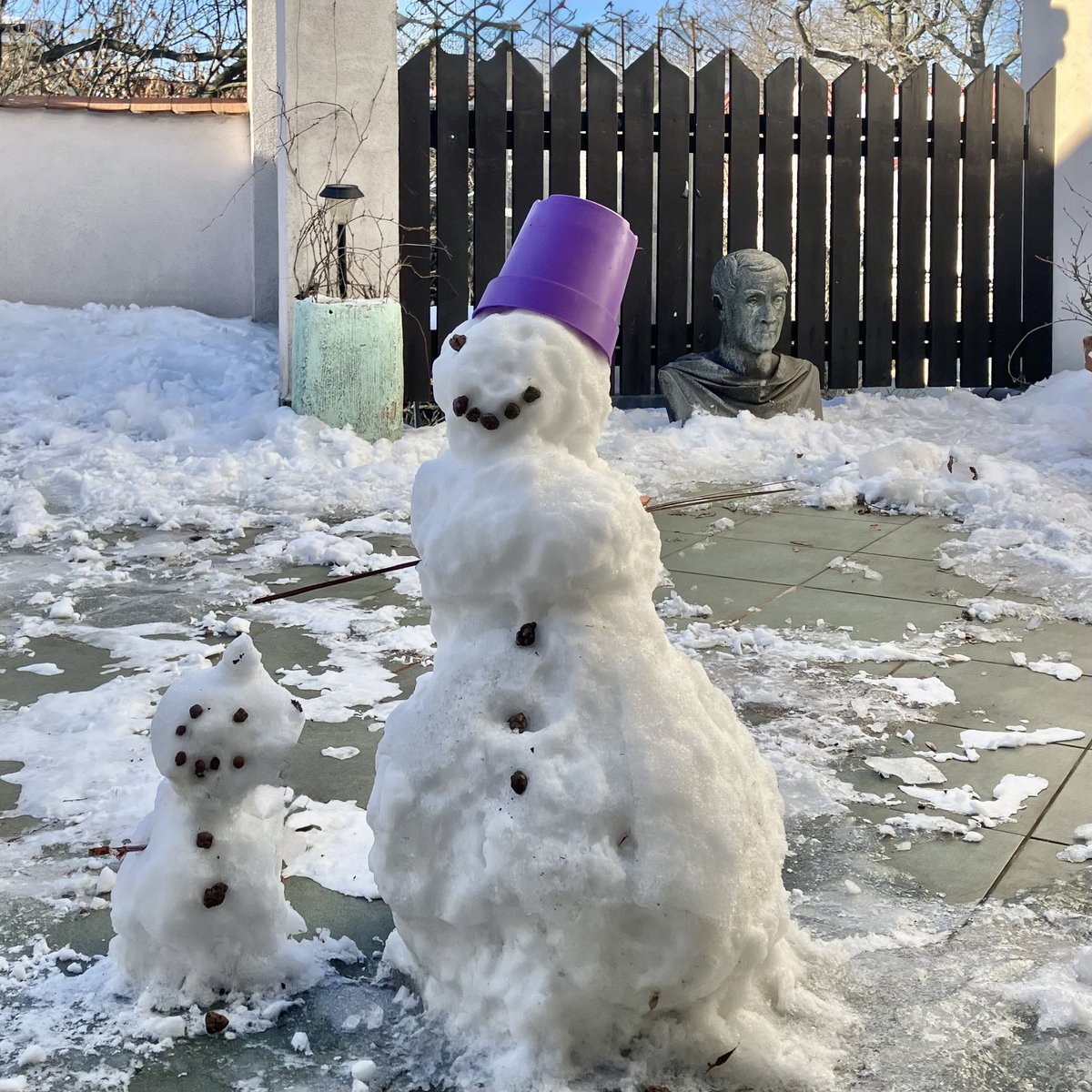 Senator zorganizował na Kwirynale cykl spotkań zapoznawczych z wybranymi wybrańcami narodu. Na naszym zdjęciu zadowoleni wybrańcy opuszczają gościnne progi senatorskiego pałacu.