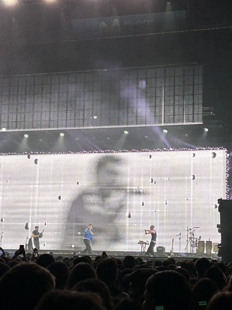 Honor a Delaossa terminando el concierto después de caerse de 20m y dislocarse el hombro