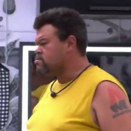 tracklist's tweet image. Jonas: “Se quer paz, eu quero guerra. Se quer guerra, eu quero em dobro. Se quer paz, terás, se quer guerra, quero em dobro. É isso... Racionais!”

Babu: “Sinto muito pra você. Você não sabe qual é a guerra e a paz que o Racionais já falou. Citar Racionais? Ah, p*rra.” #BBB26