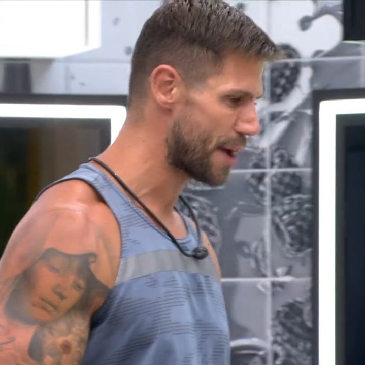 tracklist's tweet image. Jonas: “Se quer paz, eu quero guerra. Se quer guerra, eu quero em dobro. Se quer paz, terás, se quer guerra, quero em dobro. É isso... Racionais!”

Babu: “Sinto muito pra você. Você não sabe qual é a guerra e a paz que o Racionais já falou. Citar Racionais? Ah, p*rra.” #BBB26