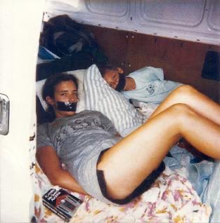 Incroyable mais vrai ‼️
En Image | Tara Calico, étudiante de 19 ans à l’Université du Nouveau-Mexique, a disparu en 1988 alors qu’elle faisait du vélo.
Quelques mois plus tard, une photo glaçante est retrouvée sur un parking en Floride : on y voit une jeune femme bâillonnée et