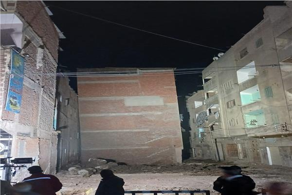 بعد ميله وتصدع منازل مجاورة... إخلاء عقار من 4 طوابق بالمحلة من السكان.. عاجل 