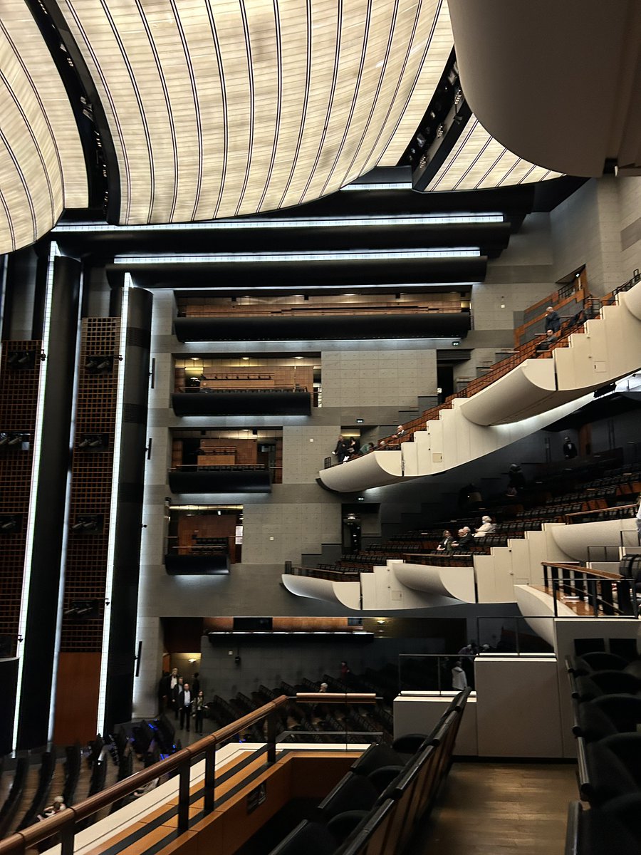 一週間ばかりパリへ。

バスティーユオペラでヴェルディを聴く。
音色が弦も管も違う！
弦は軽くそれでいて音量は十分。
管はとにかく明るくて軽い音色。
これがフランスか！と思った。
あんな広いバスティーユオペラで歌も響き渡っているしやはり本番は違うな！