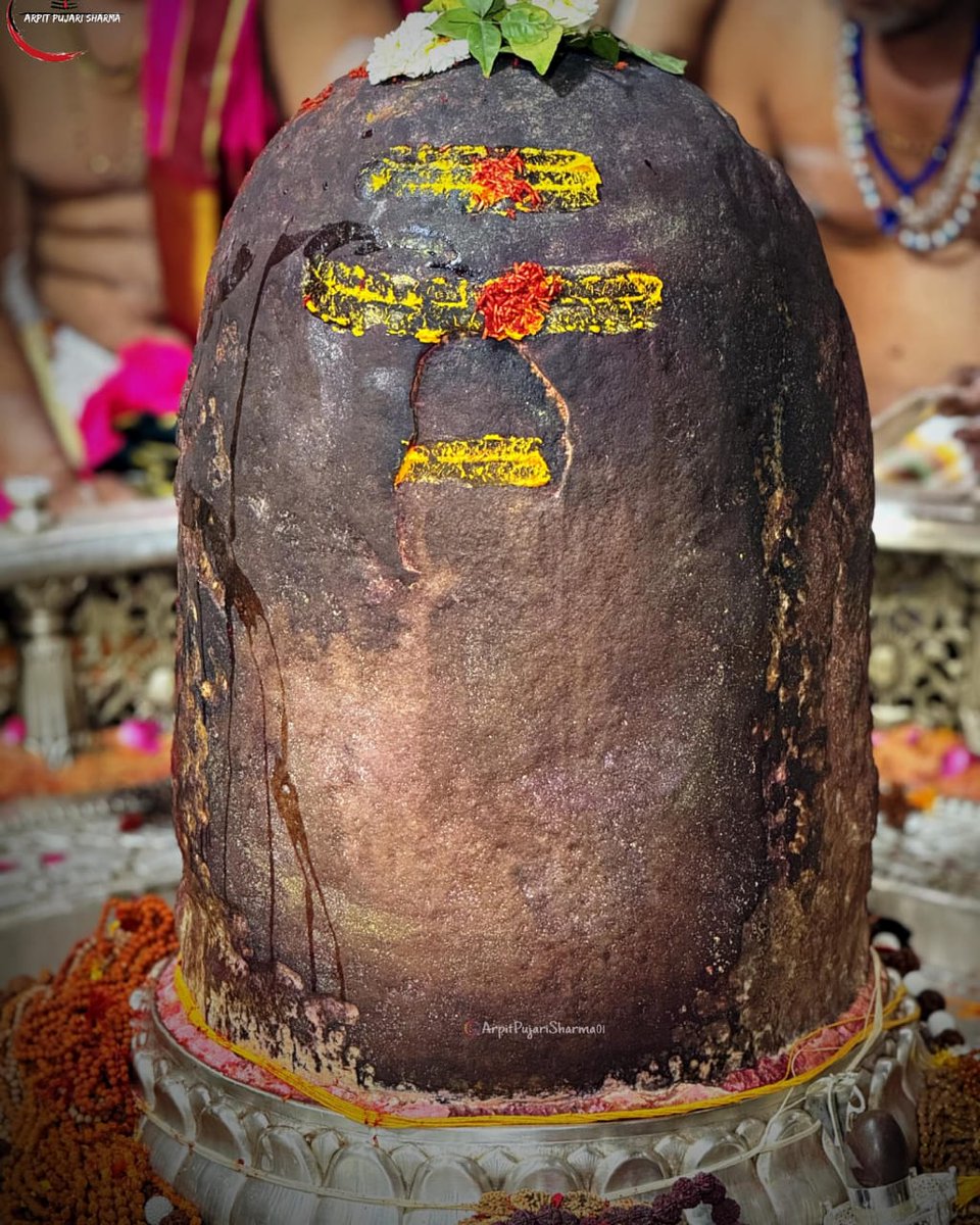 महाकाल —
जो काल का भी काल है,
जो अंत में भी अनंत है,
जिसके चरणों में स्वयं भय भी हार जाता है।।

जय श्री महाकाल 🔱