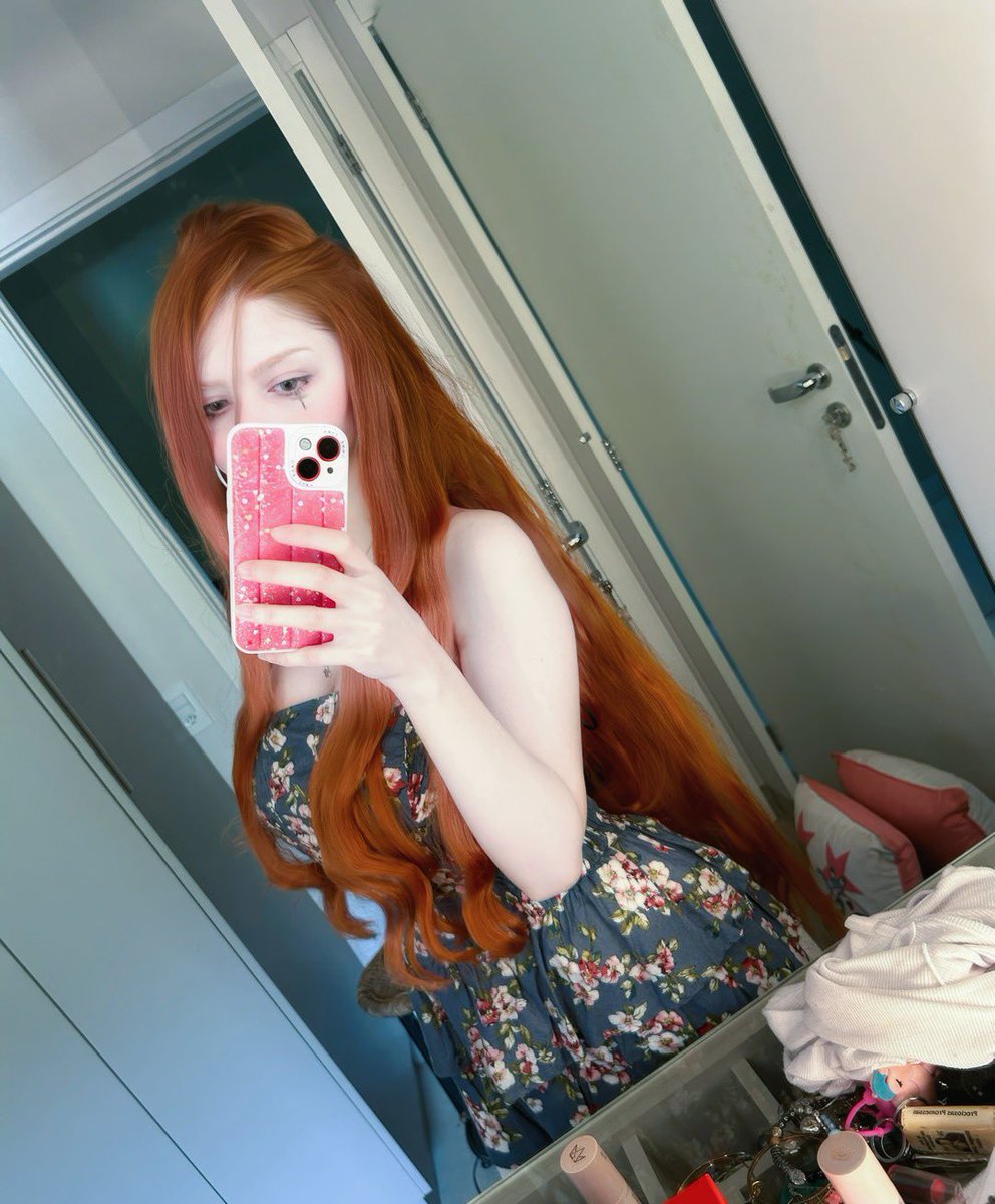 Julia Roper 🦇 tweet media