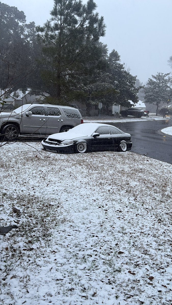 vPhanttom's tweet photo. Snow in SC is wild https://t.co/0WAv1w0ixz
