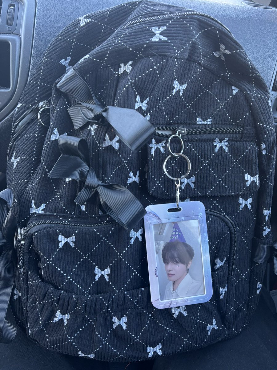 AngelAwon_0508's tweet photo. New bag during today’s outing! This is the first time officially wearing it and I love it so much! The lotion is adorable and smells good too. You can slide and remove Maru from the bottle!
#ALPHADRIVEONE #ALD1 #LEELEO
#NewBackpack 🎒🖤💜 https://t.co/tRpoAPWKHR