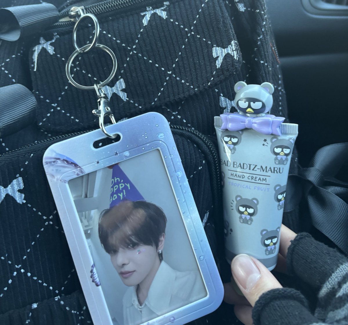 AngelAwon_0508's tweet photo. New bag during today’s outing! This is the first time officially wearing it and I love it so much! The lotion is adorable and smells good too. You can slide and remove Maru from the bottle!
#ALPHADRIVEONE #ALD1 #LEELEO
#NewBackpack 🎒🖤💜 https://t.co/tRpoAPWKHR