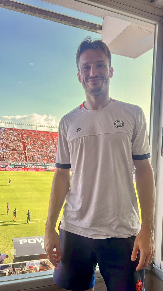 ¡Lucas Pérez dijo presente en el Pedro Bidegain en la victoria del Ciclón ante Central Córdoba! 🤩

¡Sí, alentó como un Cuervo más! 💙❤️