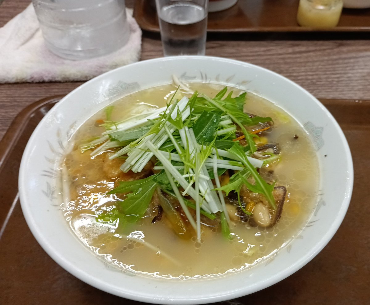 A local restaurant I dropped by. It was cold, so I ordered hot noodle soup. According to the owner, it use rice noodles. Oh, similar to Vietnamese pho.
#noodle
立ち寄った大衆食堂。寒いので、チャンポンを注文。店主いわく、ウチは米麺だから。お～フォー似だ。珍しいなー。
#チャンポン