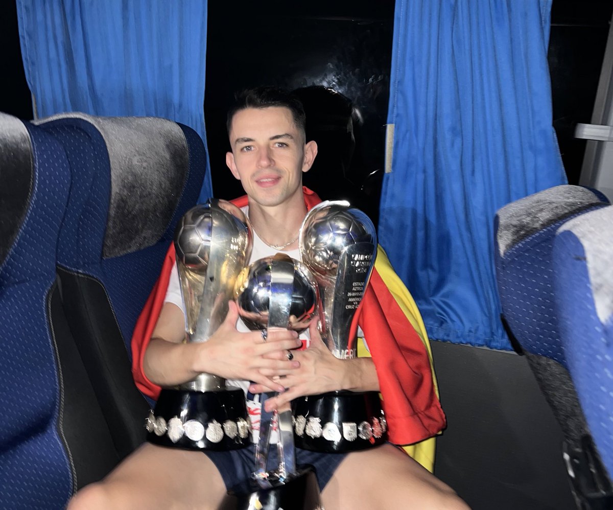 Nada que reprocharte señor…

La idea de que vivieras toda tu carrera en el América era demasiado buena para ser verdad; cumpliste en el club y hasta más, te deseo todo el éxito para el futuro

Hasta siempre Álvaro Fidalgo Fernández, el Club América siempre será tu hogar 💛🦅