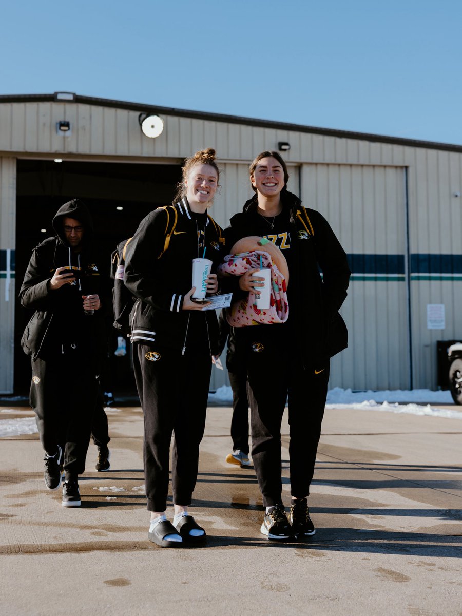 MizzouWBB's tweet photo. See you soon, StarkVegas ✈️

#MIZ x #OurZou | #FlyCOU https://t.co/Yzudt2Yl8b