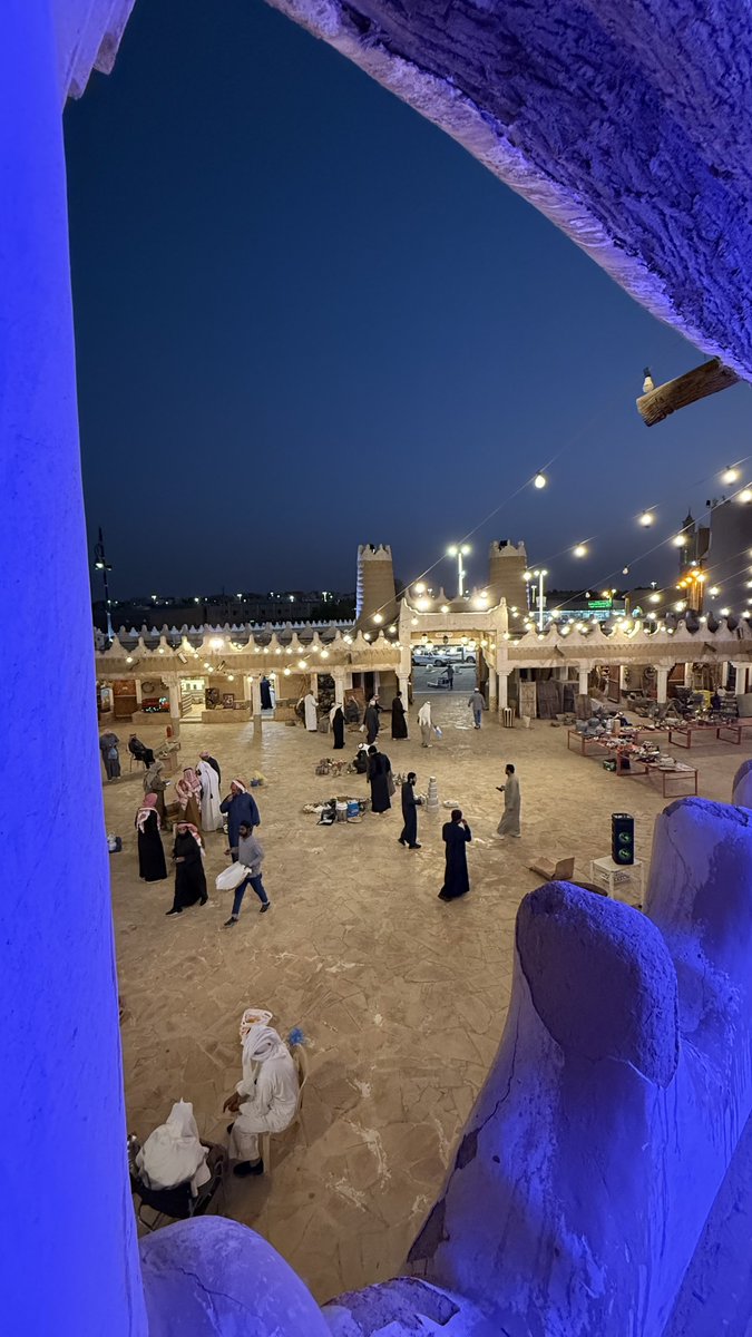 سوق المسوكف الشعبي في عنيزة يعتبر من أهم المواقع والمعالم التراثية في منطقة القصيم ووجهة سياحية مهمة ويقع بجوار بيت البسام التراثي حيث تم إنشاء السوق الحالي عام 1428هـ
 على الطراز القديم بالقرب من موقعه القديم الذي تمت إزالته عام 1394 هـ  ويقام في السوق سنويًا  مهرجان المسوكف