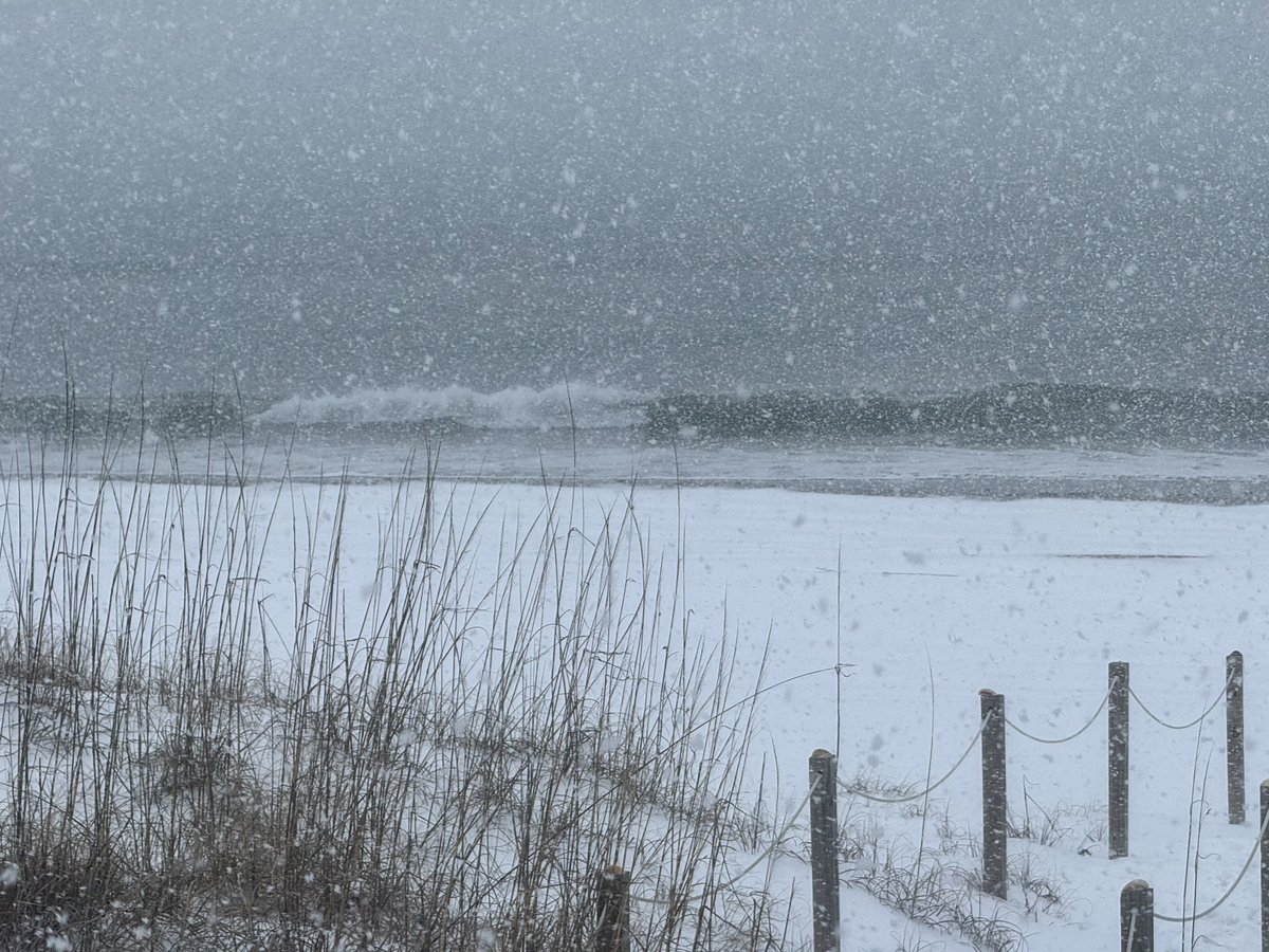 My measuring standards aren’t NWS worthy and it’s a tad windy, but we have b/w 9-11” in Emerald Isle, NC rn. Can’t believe we have >8+ hrs of snow left ⛄️ #ncwx #crystalcoast