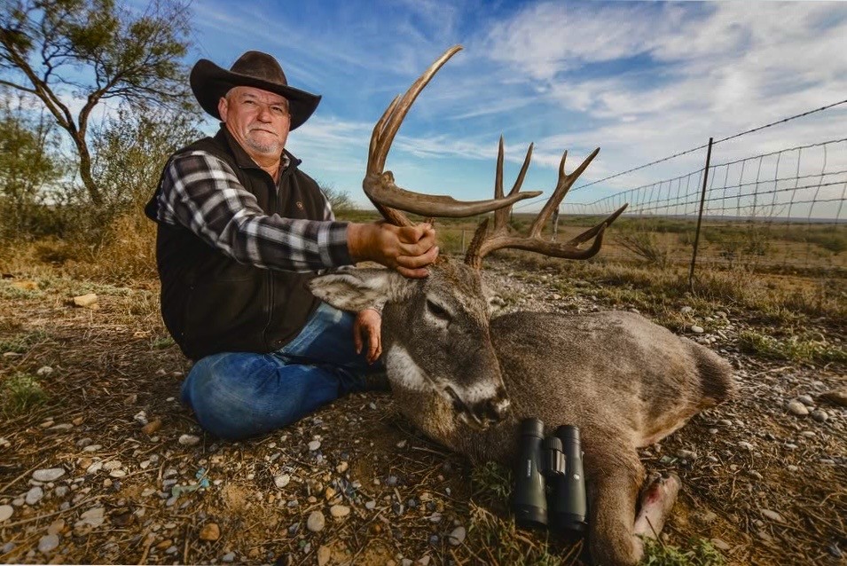 OUTDChannel's tweet photo. "SPLITS MET HIS END! Hitman Hersh laid this buck down in ol' Mexico!" - Texas Strong Outdoors 

#FindYourAdventure #outdoors #hunting #deer #deerhunting #whitetail #Mexico https://t.co/oVyIuyQpEC
