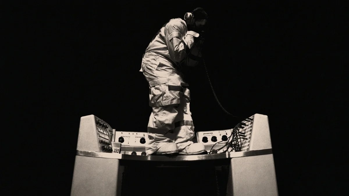 şu albümü bi gece kablolu kulaklık ile dinleyin, kendinizden geçiyorsunuz.