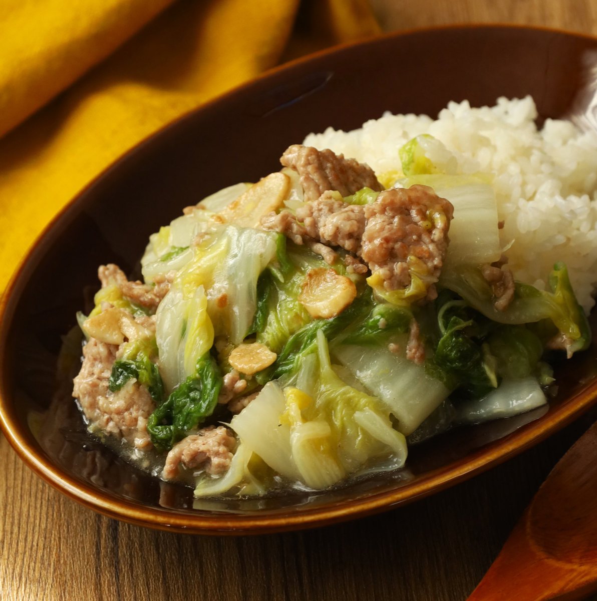 mariegohan's tweet photo. 白菜の大量消費に15分で完成！作り置き◎
《とろとろ白菜とひき肉のうま塩あんかけ》
ひき肉はあえて崩さず、ジュワーッと焼き付けてゴロっと感を出すと噛んだ瞬間にうま味が溢れます。とろっとろの白菜をあんかけごはんにしたら食欲全開！子どもが大喜び。これ一品で晩ご飯が完成する、冬の救世主です https://t.co/YH1JhHPjJU