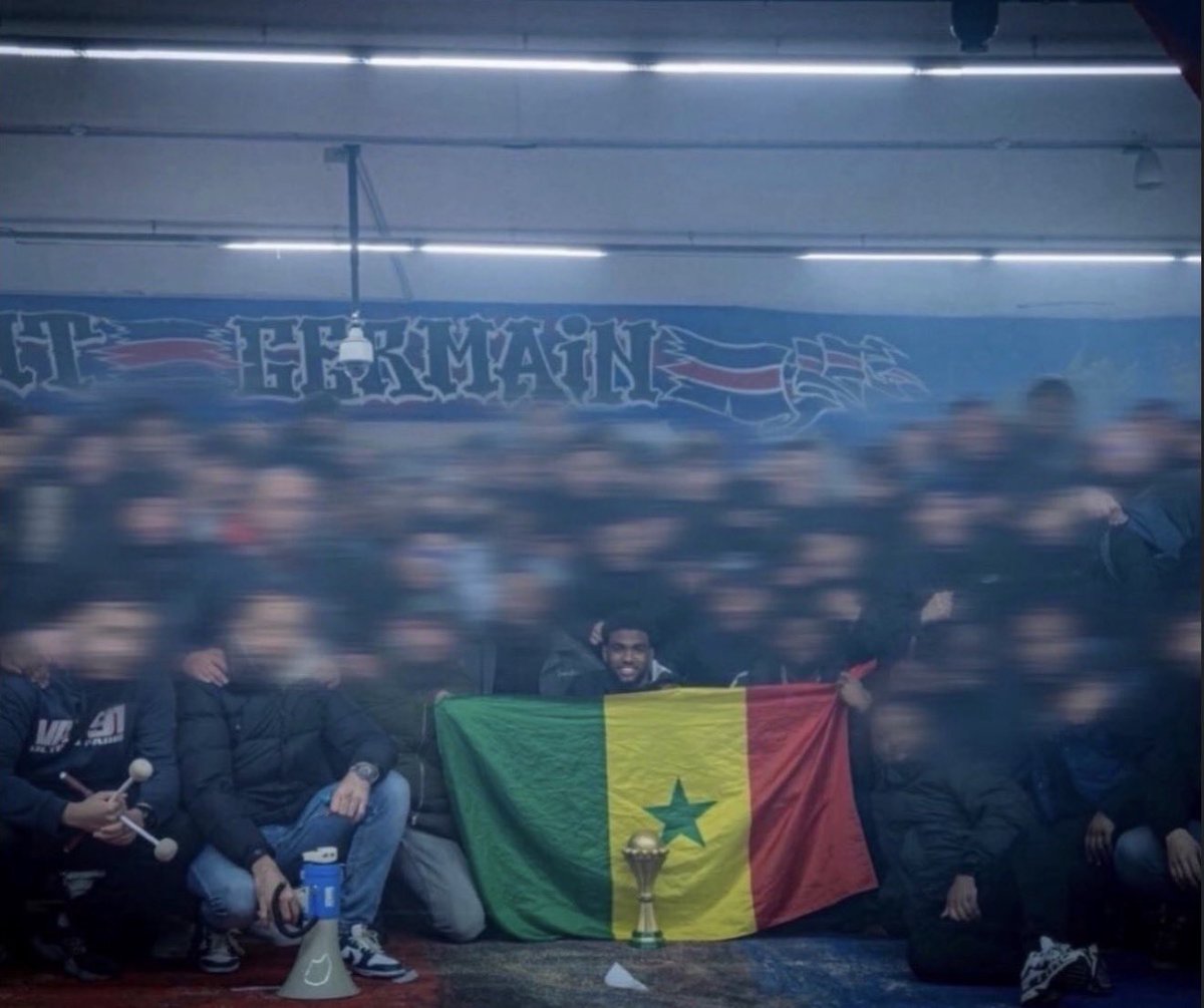 Ibrahim Mbaye qui pose avec le trophée de la CAN entouré d’ultras dans le virage Auteuil ❤️💙🇸🇳