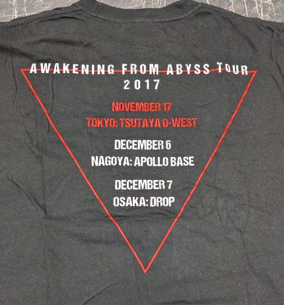 【フォロー＆リポストで応募！】
LOVEBITES ファン必見！
3/29に初の武道館公演が控えている
大人気 ラヴバイツの 1stフルアルバム
"AWAKENING FROM ABYSS Tour 2017"
貴重な初期の公式ツアーTシャツを 1名に！
バックには公演日程入り！
（新品未使用・Lサイズ）
これ着て武道館でも目立っちゃえ！