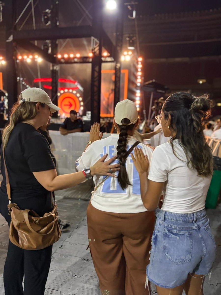 Uns orando pelos outros, muitos recebendo cura! Deus está se movendo!! 🔥🙌 #thesendbrasil #recife