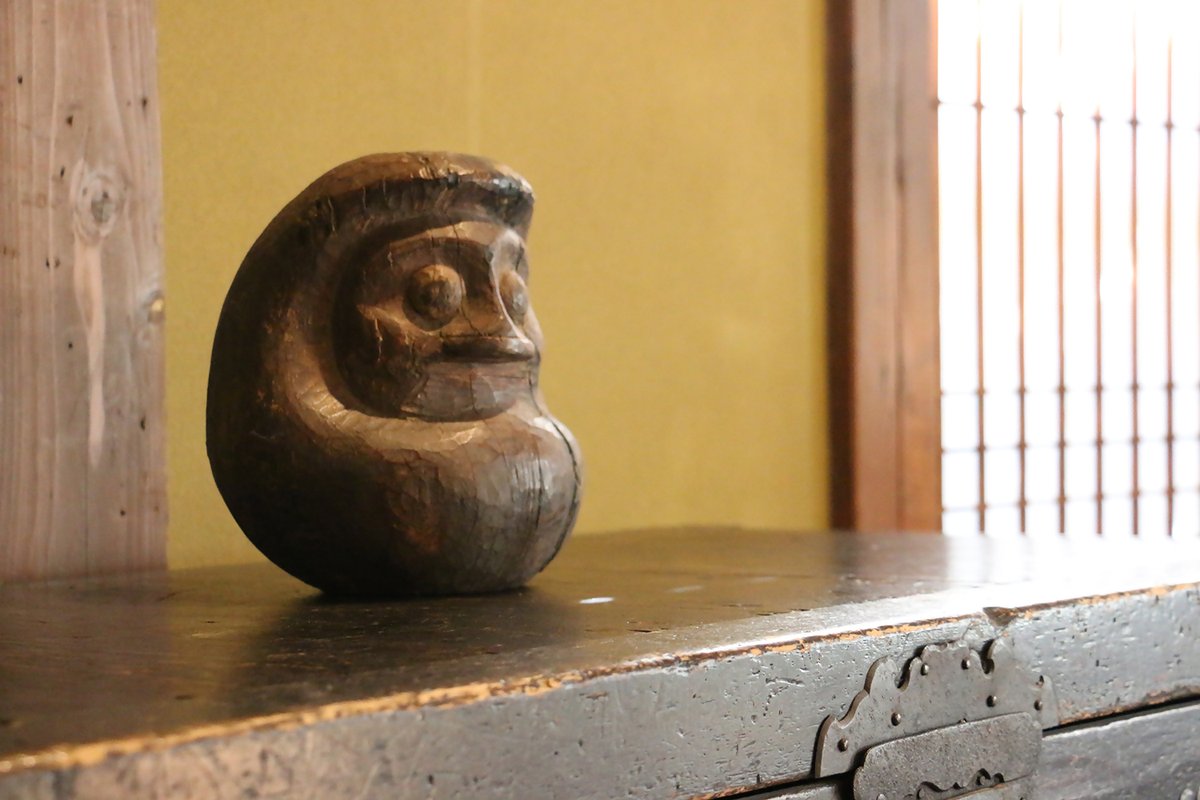 本日2月1日（日）は、「 #芹沢銈介の家 」公開日です。
奥の車箪笥の上にあるのは、達磨の張子の木型。紙を貼ってから中心で二つに割って型を取り出しますが、その際についた刀の跡が何本も残っています。