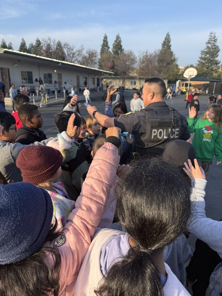 JulieCroy11's tweet image. Officer King visited Loma Vista Elementary to see all the students and hand out stickers during ability awareness week. Thank you Officer King for stopping by and always making sure our school is a positive and safe place💜💛 #weareBUSD #lvpride