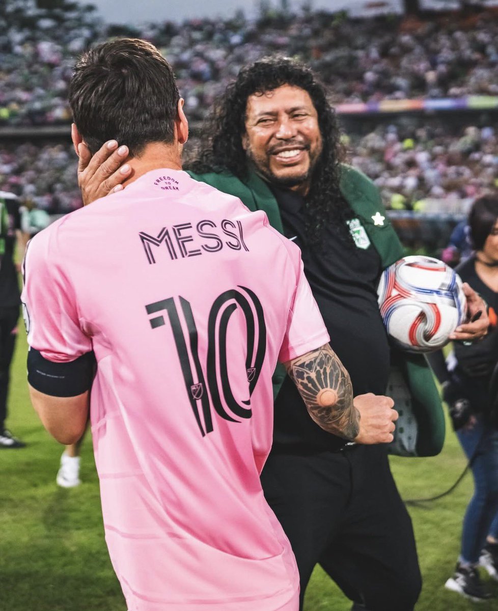 305Inside's tweet photo. El fútbol cruzó generaciones en Medellín. 🇨🇴 

Antes del amistoso entre Atlético Nacional e Inter Miami, Messi y René Higuita se reencontraron, hicieron jueguitos con el balón y compartieron un abrazo muy aplaudido por los hinchas. 🐐 🦂 

Fútbol y admiración mutua. https://t.co/R7PpDAnjK3
